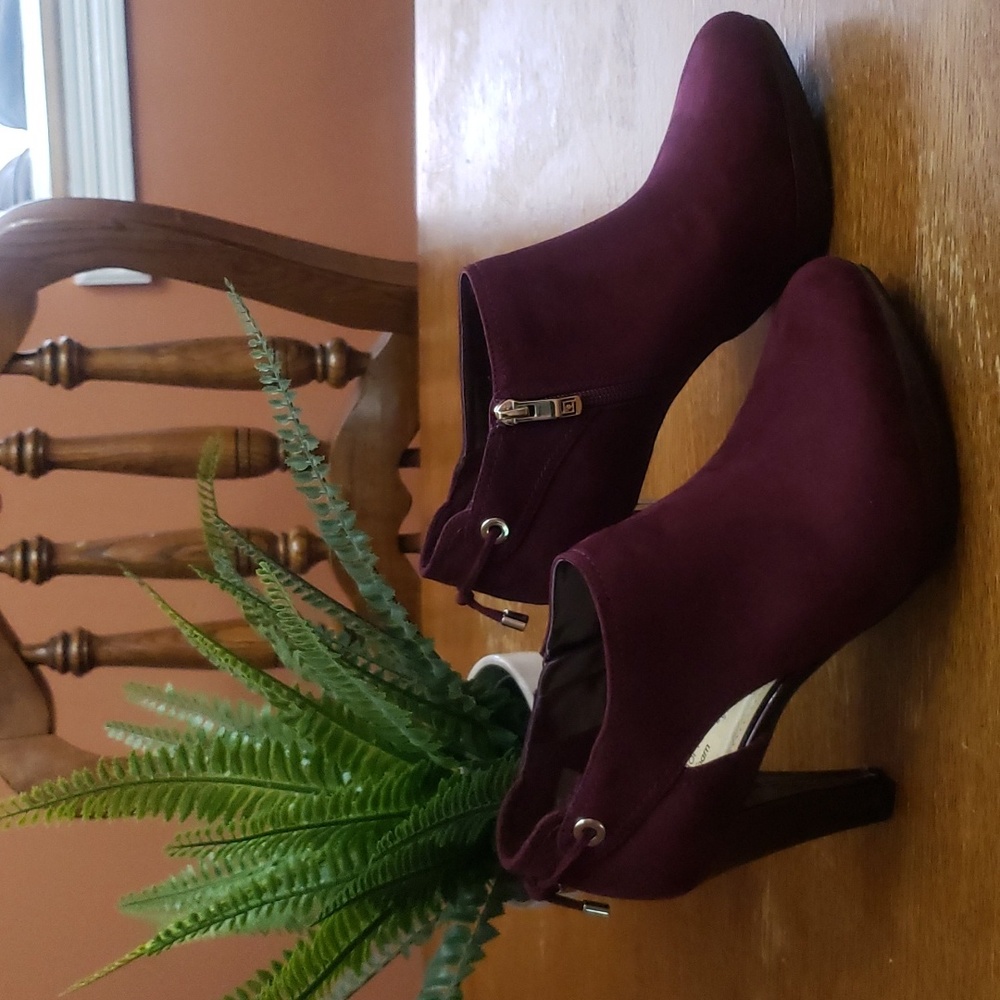 NWOB!  Liz Claiborne Womens Memory Foam Elsie Cranberry Suede Zipper Ankle Boot.